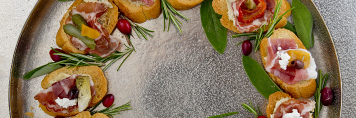 Savoury Edible Wreath with Artichoke and Goats' Cheese Dip