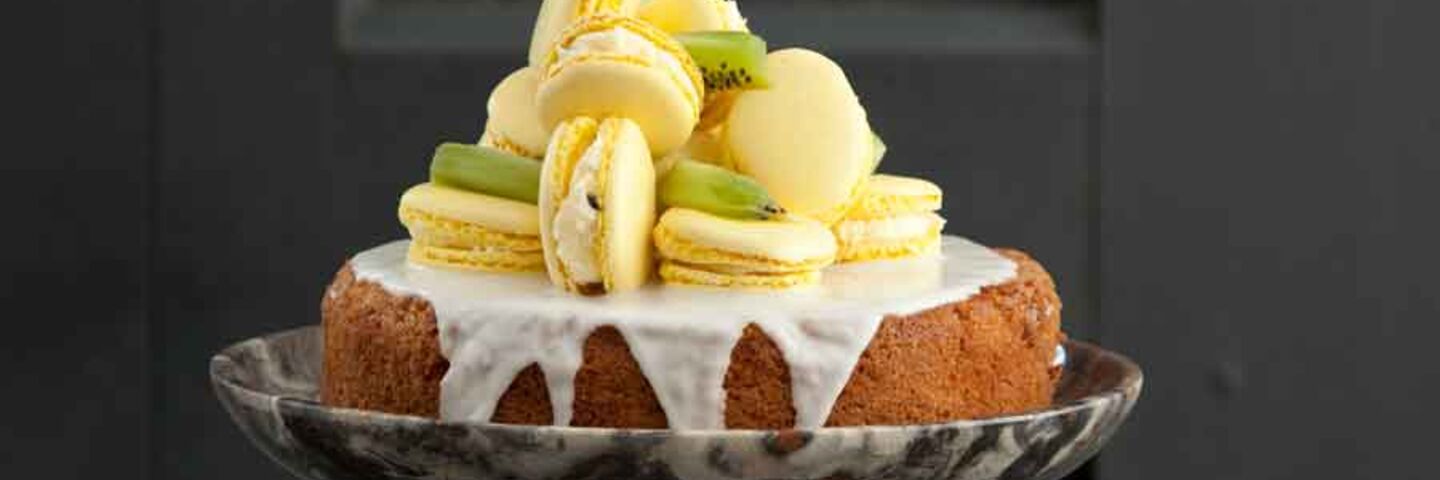 Lemon sponge with macarons