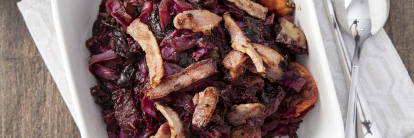 Slow-cooked red cabbage with crispy bacon