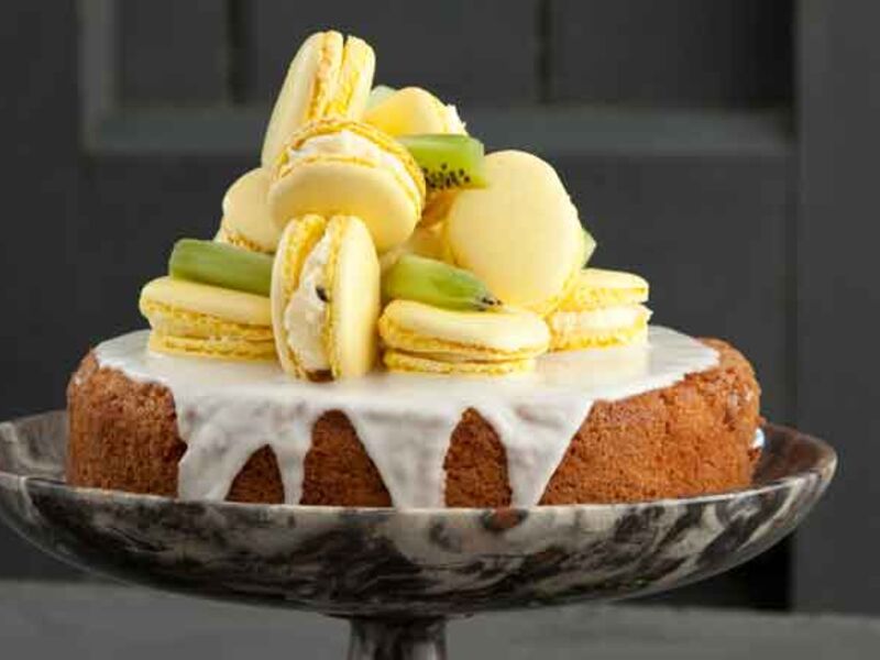 Lemon sponge with macarons